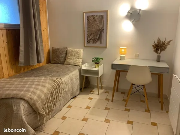 Chambre à louer dans grande villa