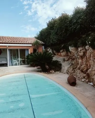 Studio libre au 01/10/26.location du lundi au vendredi uniquement.Sur la côte bleue
