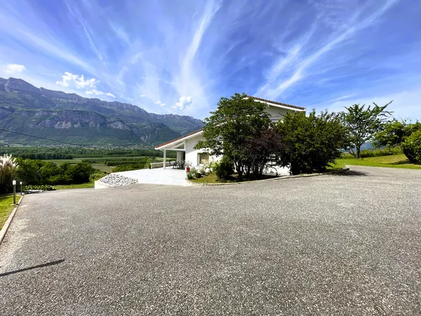 Maison individuelle + grand garage