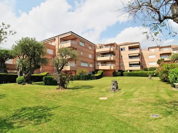 Coeur de Cap Martin - Grand T2 traversant au rez-de-chaussée dans une résidence luxueuse avec parc, 