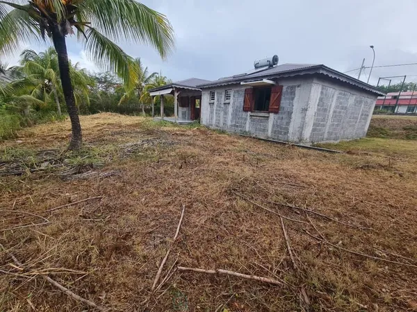 Maison inachevée de 92 m² à Le Moule sur un terrain de 900 m²