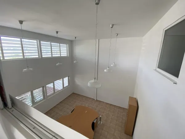363m2 de locaux mixte bureaux/entrepot