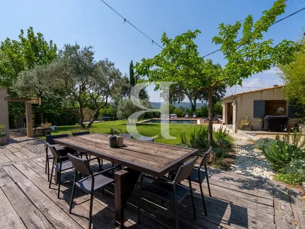 Propriété de charme à vendre à Cadenet avec vue sur le Luber