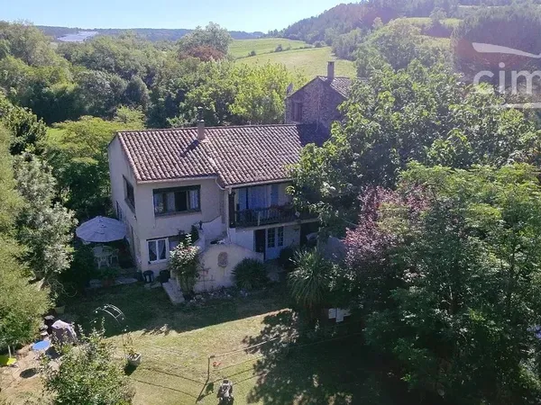 A vendre 2 maisons sur 23 000m² de terrain bordé par une rivière