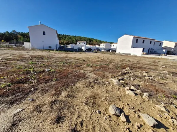 LE PUY STE REPARADE, TERRAIN DE 469, m² CONSTRUCTIBLE.