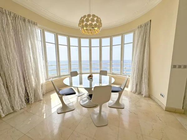 4 pièces de 125 m² au 6ème étage face à la mer