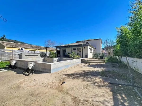 Une maison contemporaine aux volumes généreux, dans un quartier résidentiel recherché, avec piscine 