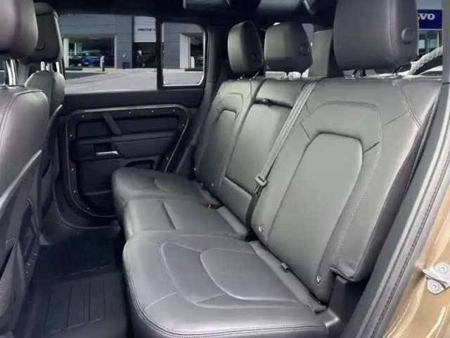 Land Rover Defender 110 2.0 p300e phev x-dynamic hse — photo 9
