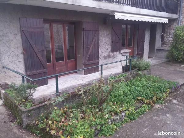 Appartement rez de jardin dans maison de village