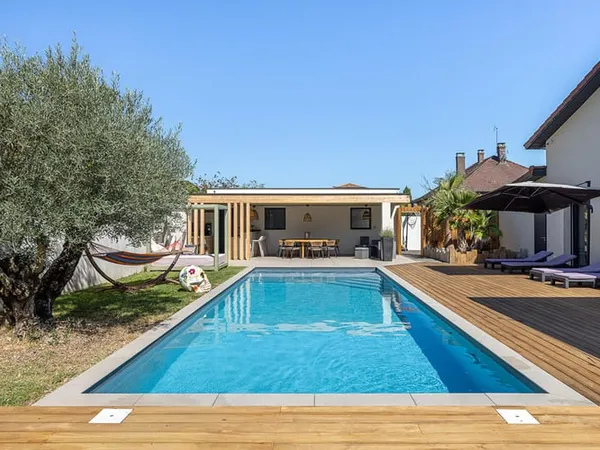 Maison contemporaine aux volumes spectaculaires avec piscine, à Genas