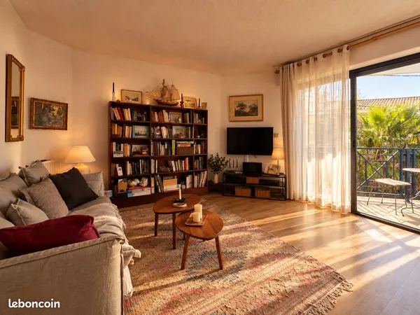 Superbe appartement 3 pièces à seulement 30 mètres de la plage avec parking et balcon vue bassin