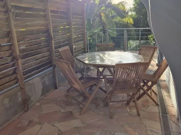 Location F4 lumineux entièrement meublé et équipé - Balcon et piscine