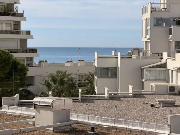 La Grande Motte : T2 de 33 m2 vue mer, emplacement idéal avec terrasse et place de stationnement