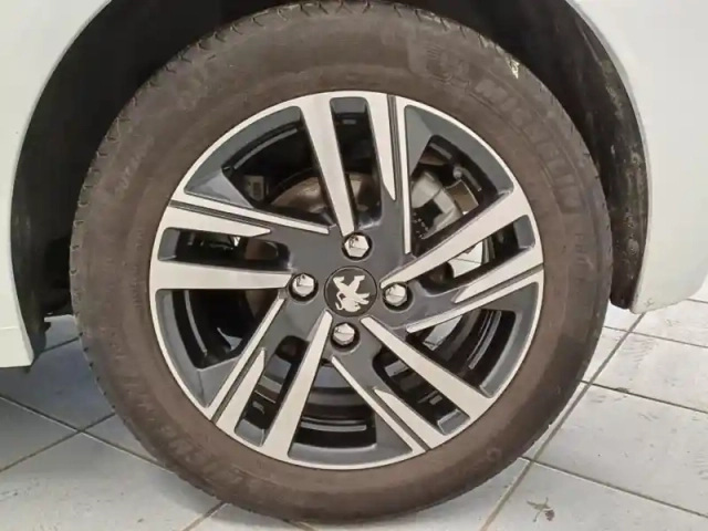 Peugeot 208 1.2 puretech 100ch s&amp;s allure 118g — photo 9