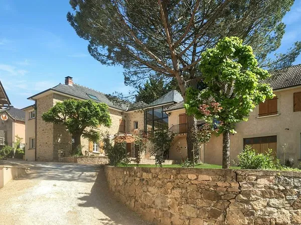 CORREZE. Proche BRIVE-LA-GAILLARDE. Maison en pierre avec 6 chambres, un gîte de 2 chambres, une gra