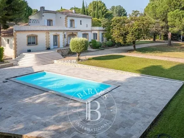 AIX EN PROVENCE - PROCHE CENTRE VILLE - MAISON FAMILIALE 250M2 -