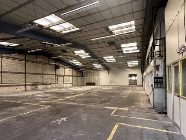 Local industriel 2090 m²