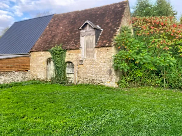 Grange 45 m² au sol, 2 niveaux possibles, mitoyenne d'un coté, terrain 280 m², La Carneille