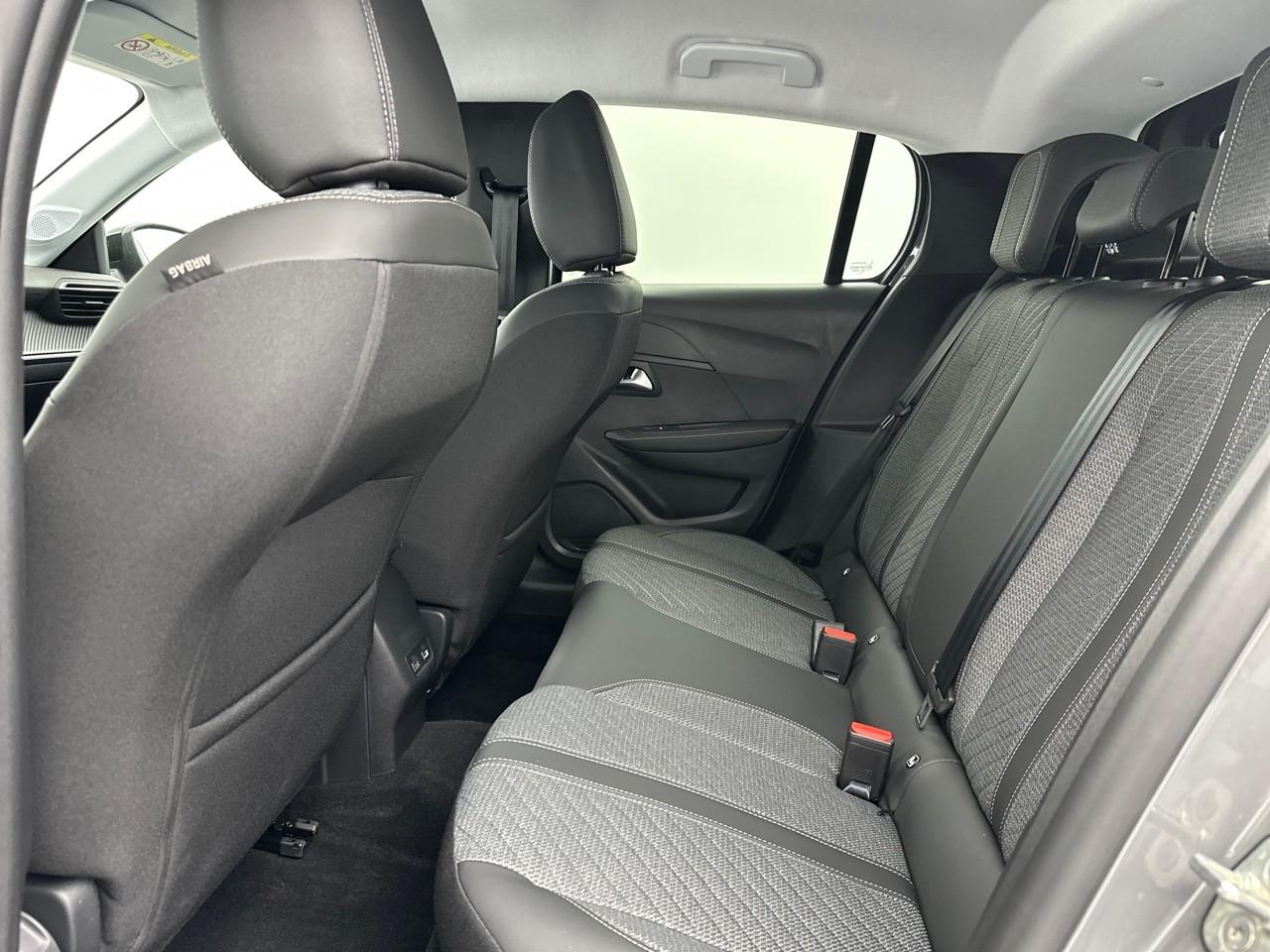 Peugeot 208 electrique 54 kwh 156ch allure — photo 12
