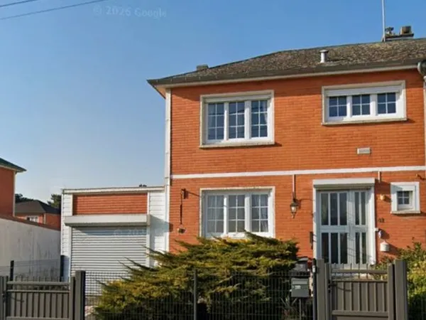 Maison avec garage et jardin clôturé