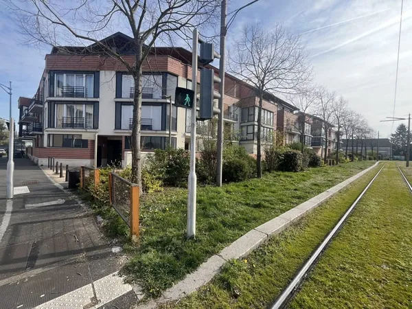 APPARTEMENT T2 PROCHE GARE AU PIED DU TRAMWAY - PARKING SOUS-SOL