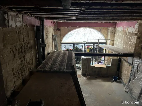 Vend local commercial 120 m² plus caves possible, transformer en appartement à 80 m de la rue Saint-