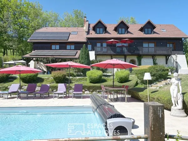 Ferme du XIXe rénovée au coeur d'un parc paysager avec piscine et vue dégagée