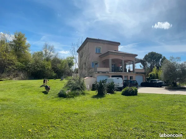 Secteur l'Etrat/Tour en Jarez très belle propriété avec terrasse, grand garage et pisine sur 6 000 m