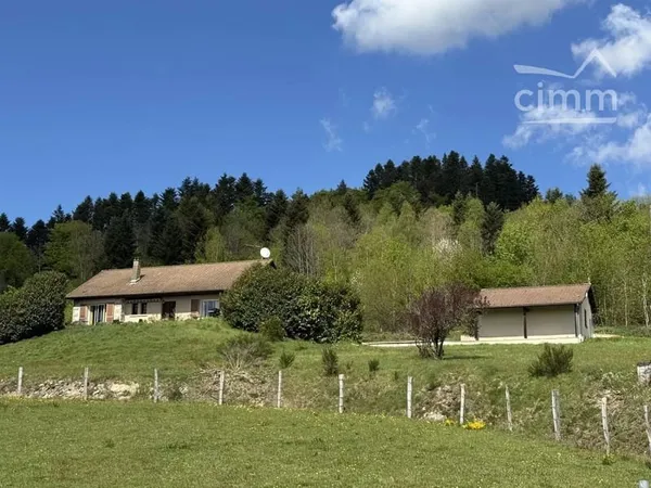 À découvrir ! 3,4 hectares avec vue sur les Monts du Livradois et le Puy de Dôme