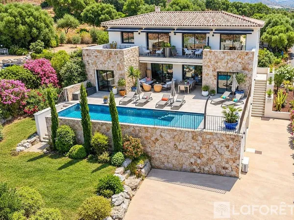 Villa 8 pièces 210 m²