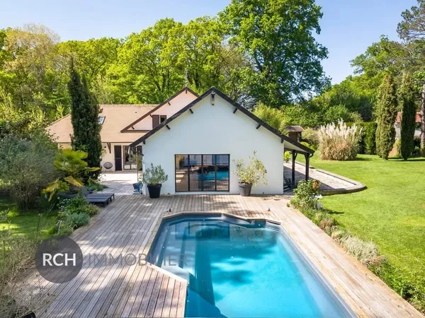 Gambais - Propriété entièrement rénovée dans un environnement privilégié avec piscine chauffée