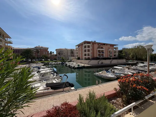 A LOUER EN EXCLUSIVITE - PORT FREJUS LOCATION APPARTEMENT MEUBLE