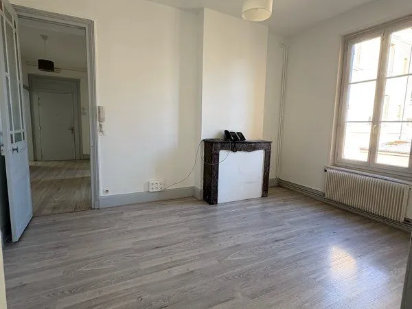 Appartement ou Local pro place d'Arches