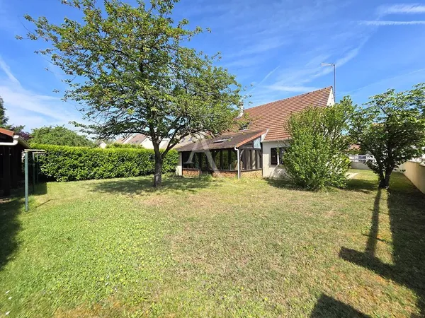 Maison 3 chambres avec véranda, insert et garage - Secteur calme proche toutes commodités