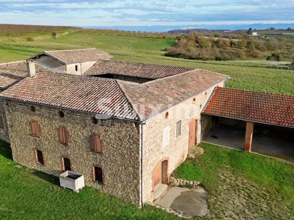 A Serves sur Rhône ferme à restaurer avec 11ha et superbe vue su