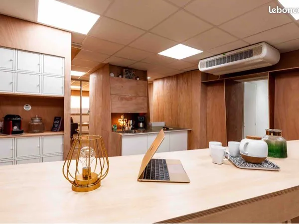 Local professionnel composé de 9 bureaux avec salle de réunion et espace cuisine