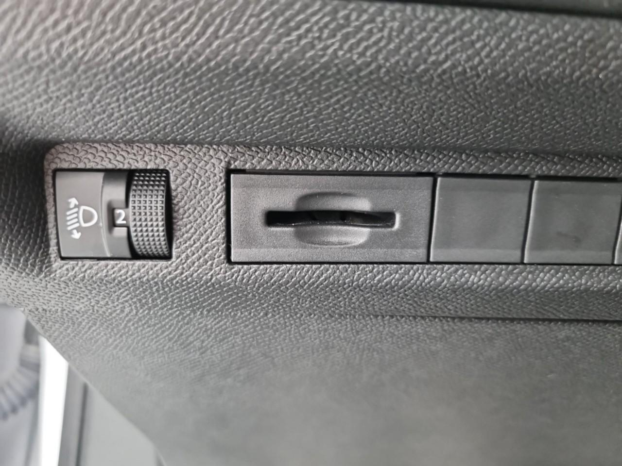 Peugeot 308 hybrid 136 e-dcs6 active pack — photo 21