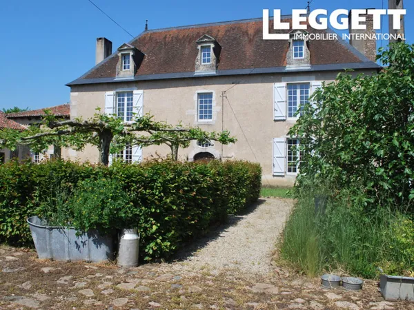 Une magnifique maison de maître rénovée du XVIIIe siècle avec gîte attenant, jardin et piscine natur