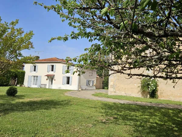 À 10 minutes de Barbezieux, charmant ensemble immobilier aux volumes généreux et au fort potentiel