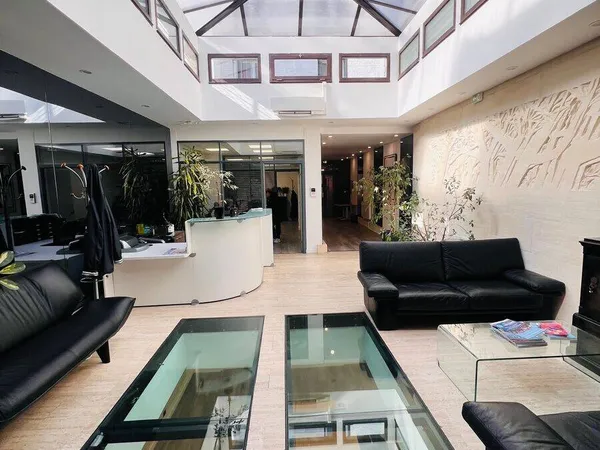 Bureau 558 m²
