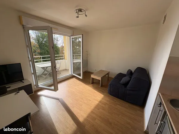 Joli studio avec balcon et place de parking