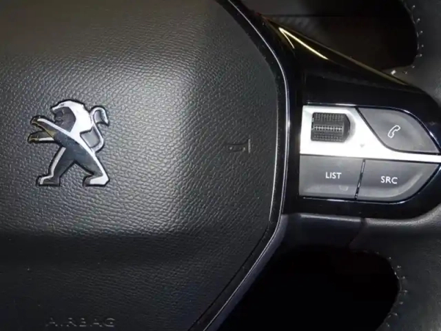 Peugeot 208 1.2 puretech 100ch s&amp;s style 118g — photo 13