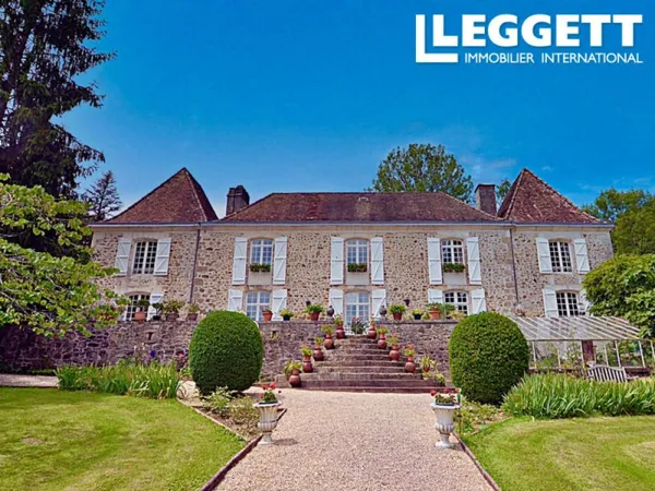 Majestueuse maison du 15e siècle entourée de magnifiques jardins à la française.