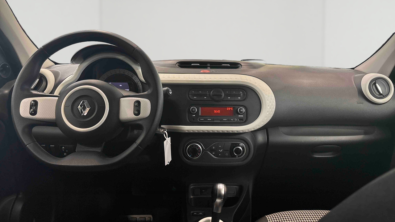 Renault Twingo III E-Tech — photo 10