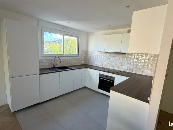 Appartement 72 m² entièrement rénové - 2 chambres - Balcon 12 m² - Parking sécurisé - Castanet-Tolos