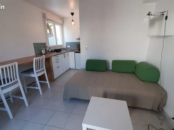 Studio meublé avec terrasse