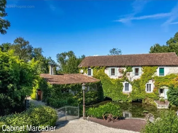 Maison 8 pièces 271 m²