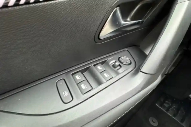 Peugeot 2008 electrique 54 kwh 156 ch — photo 20