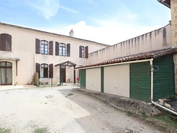 Immeuble avec 4 logements, 5 garages sur terrain de 1187m2