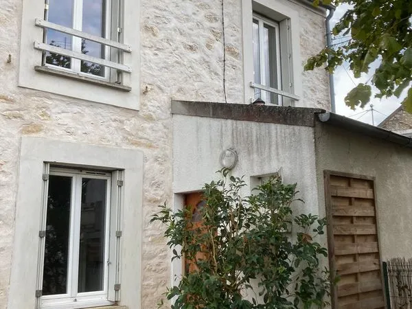Petite Maison de centre ville VENEUX LES SABLONS